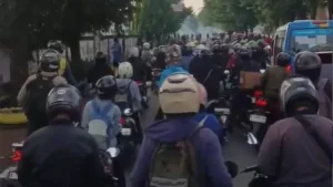 Pagi Yang Membara Di Klender Kemacetan Mencekam Dan Kisah Nekat Komuter Terobos Tawuran